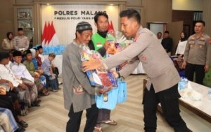 Polres Malang Gelar Khitan Massal Gratis, Puluhan Anak Dapat Bingkisan dan Sembako 12 Polres Malang Gelar Khitan Massal Gratis, Puluhan Anak Dapat Bingkisan dan Sembako