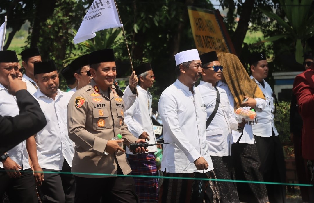 Kapolres Probolinggo Sampaikan Terima Kasih, Aksi Damai Ribuan Santri di Kantor DPRD Berlangsung Tertib 1 Kapolres Probolinggo Sampaikan Terima Kasih, Aksi Damai Ribuan Santri di Kantor DPRD Berlangsung Tertib