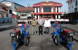Kapolres Jember Serahkan 2 Unit Traktor Dukung Ketahanan Pangan