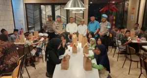 Polresta Sidoarjo Berbagi, Ajak Anak Yatim Makan Malam Bergizi 6 Polresta Sidoarjo Berbagi, Ajak Anak Yatim Makan Malam Bergizi
