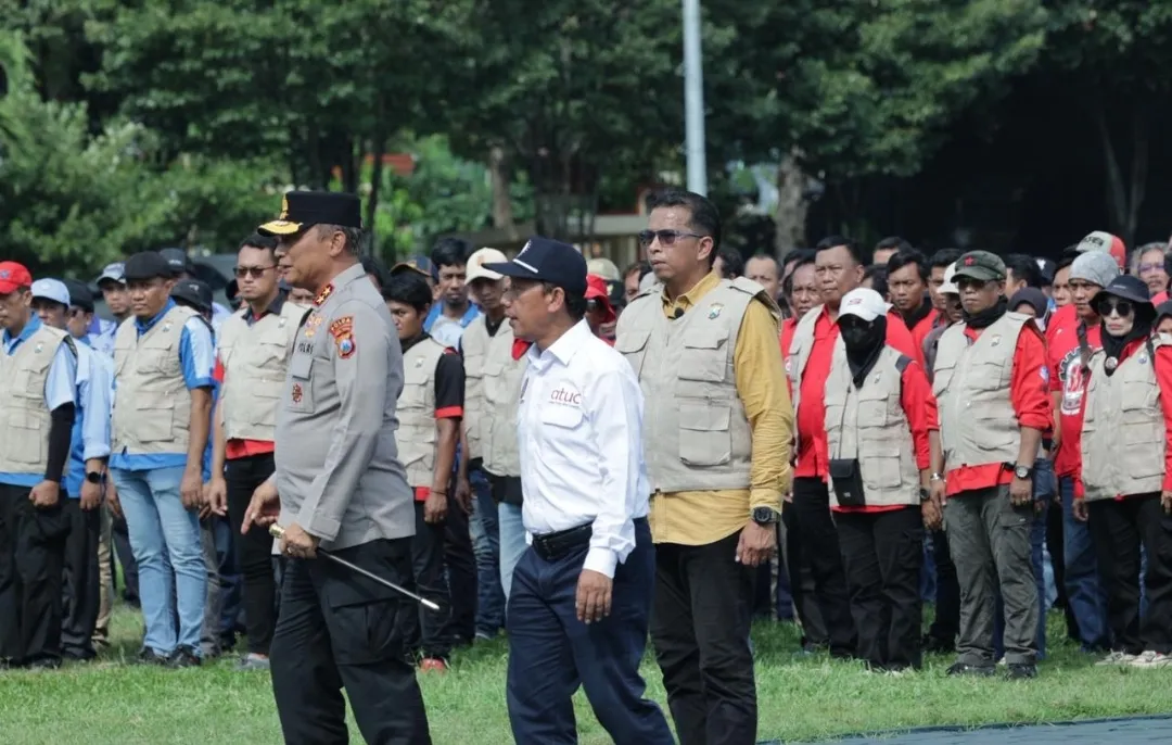 Polda Jatim Bersama Serikat Pekerja dan Buruh Gelar Apel Kebangsaan Jaga Stabilitas Kamtibmas 1 Polda Jatim Bersama Serikat Pekerja dan Buruh Gelar Apel Kebangsaan Jaga Stabilitas Kamtibmas