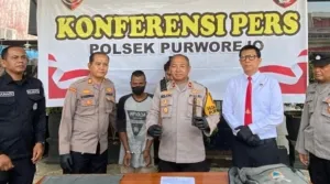Polisi Amankan Pria Diduga Preman Bawa Sajam Jenis Belati Cundrik di Kota Pasuruan 1 Polisi Amankan Pria Diduga Preman Bawa Sajam Jenis Belati Cundrik di Kota Pasuruan