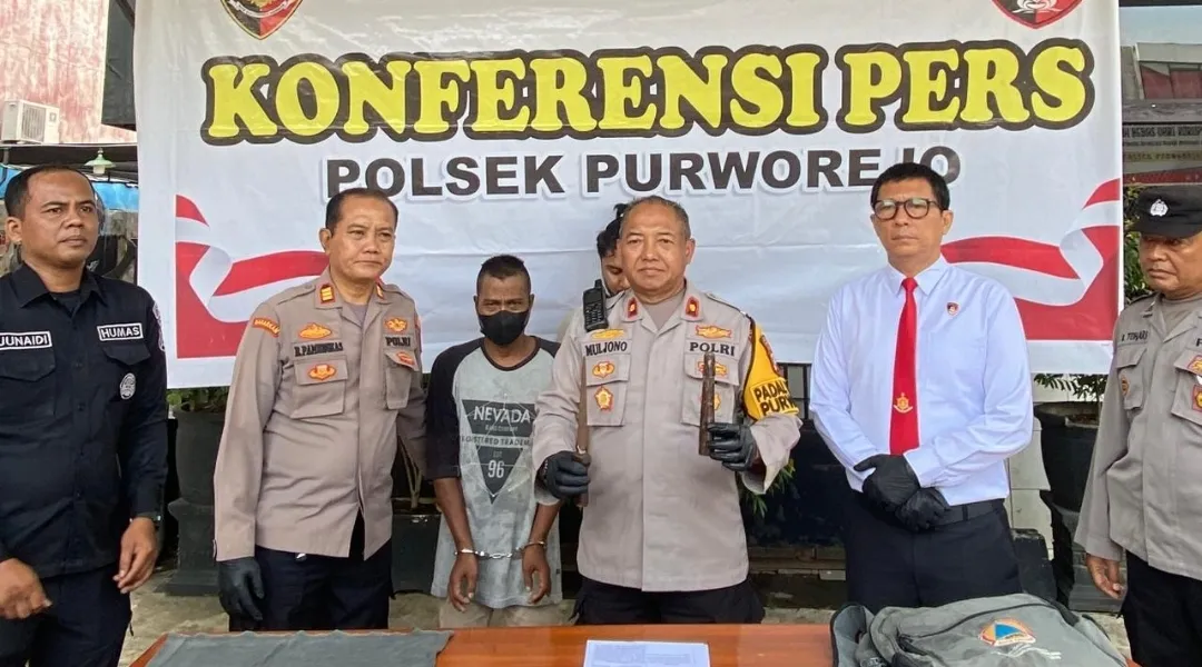 Polisi Amankan Pria Diduga Preman Bawa Sajam Jenis Belati Cundrik di Kota Pasuruan 1 Polisi Amankan Pria Diduga Preman Bawa Sajam Jenis Belati Cundrik di Kota Pasuruan