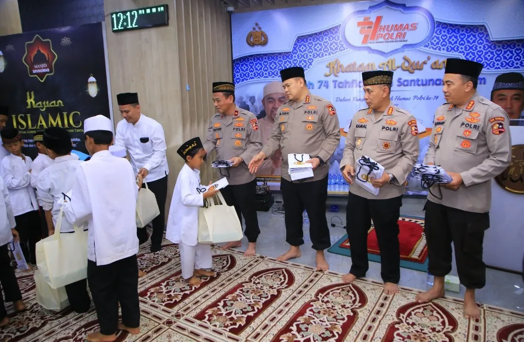 Wujud Peduli Sesama, Humas Polri Berikan Tali Asih Kepada 100 Anak Yatim pada Khataman HUT Ke-74 1 Wujud Peduli Sesama, Humas Polri Berikan Tali Asih Kepada 100 Anak Yatim pada Khataman HUT Ke-74