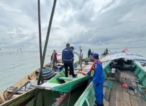 Cegah Konflik Antar Nelayan Satpolairud Polres Gresik Bongkar Dua Rumpon di Perairan Utara 6 Cegah Konflik Antar Nelayan Satpolairud Polres Gresik Bongkar Dua Rumpon di Perairan Utara