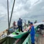 Cegah Konflik Antar Nelayan Satpolairud Polres Gresik Bongkar Dua Rumpon di Perairan Utara 13 Cegah Konflik Antar Nelayan Satpolairud Polres Gresik Bongkar Dua Rumpon di Perairan Utara