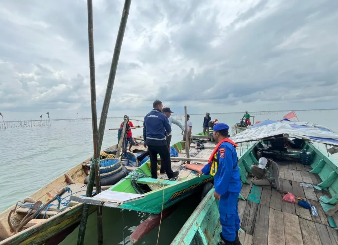 Cegah Konflik Antar Nelayan Satpolairud Polres Gresik Bongkar Dua Rumpon di Perairan Utara 1 Cegah Konflik Antar Nelayan Satpolairud Polres Gresik Bongkar Dua Rumpon di Perairan Utara
