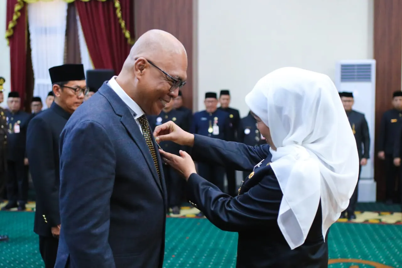 Ketua Umum PWI Pusat Akhmad Munir Terima Lencana Kehormatan “Jer Basuki Mawa Beya” dari Gubernur Jatim 1 Ketua Umum PWI Pusat Akhmad Munir Terima Lencana Kehormatan “Jer Basuki Mawa Beya” dari Gubernur Jatim