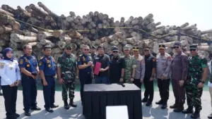 Kolaborasi TNI dan Aparat Hukum Berbuah: Ribuan Kayu Ilegal Diamankan di Gresik 1 Kolaborasi TNI dan Aparat Hukum Berbuah: Ribuan Kayu Ilegal Diamankan di Gresik