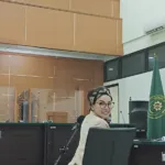 aktris nikita mirzani duduk di tengah foto abdul malik fajar kgst