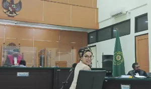 aktris nikita mirzani duduk di tengah foto abdul malik fajar kgst