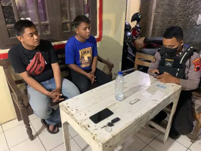 Dua Pemuda Diamankan Saat Berkeliaran di Balekambang Bogor, Dapat Upah Rp 1 Juta 1 Dua Pemuda Diamankan Saat Berkeliaran di Balekambang Bogor, Dapat Upah Rp 1 Juta