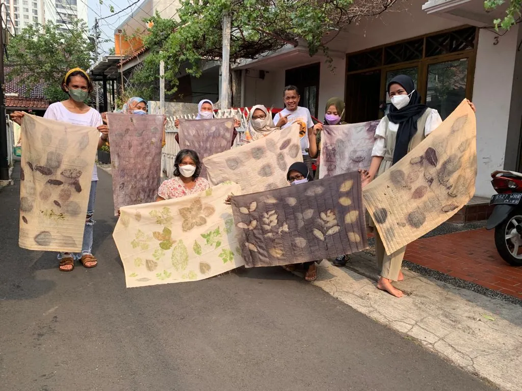 Linen Bekas Jadi Batik Ecoprint: Cinta Alam dan Budaya di Surabaya 1 Linen Bekas Jadi Batik Ecoprint: Cinta Alam dan Budaya di Surabaya