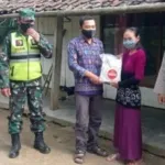 polres-malang-membantu-penyaluran-52-ton-beras.jpg polres malang membantu penyaluran 52 ton beras