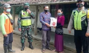 polres-malang-membantu-penyaluran-52-ton-beras.jpg polres malang membantu penyaluran 52 ton beras