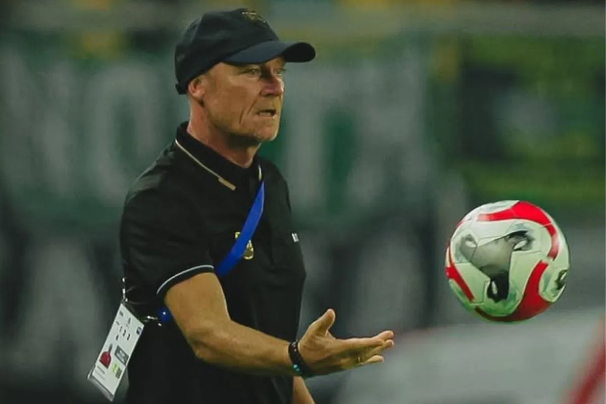 Peter De Roo Akui Kalah Hadapi Eduardo Perez, Persebaya Surabaya Bawa Persis Solo ke Jurang Degradasi