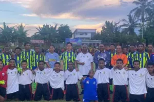 Gibran Bermain Bola dengan Warga, Ciptakan Hatrick di Manokwari