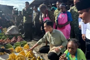 Jelajahi Manokwari, Gibran Beli Jeruk di Pasar Rakyat