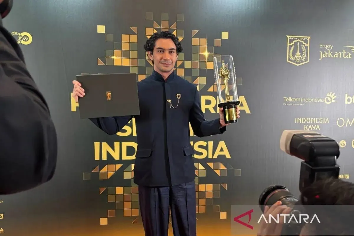 Pangku Raih 4 Piala FFI 2025, Reza Rahadian Terharu