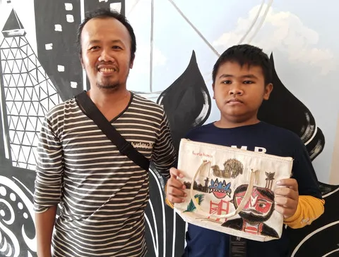 Ayah di Surabaya yang Berhasil Menjadi Pelukis Andal Bersama Anaknya Slow Learner 1 Ayah di Surabaya yang Berhasil Menjadi Pelukis Andal Bersama Anaknya Slow Learner
