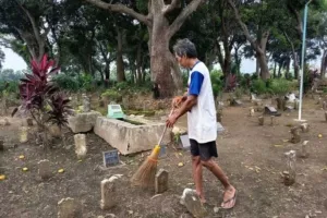 Kisah Penjaga Makam di Jombang yang Rela Bekerja Tanpa Gaji Tetap