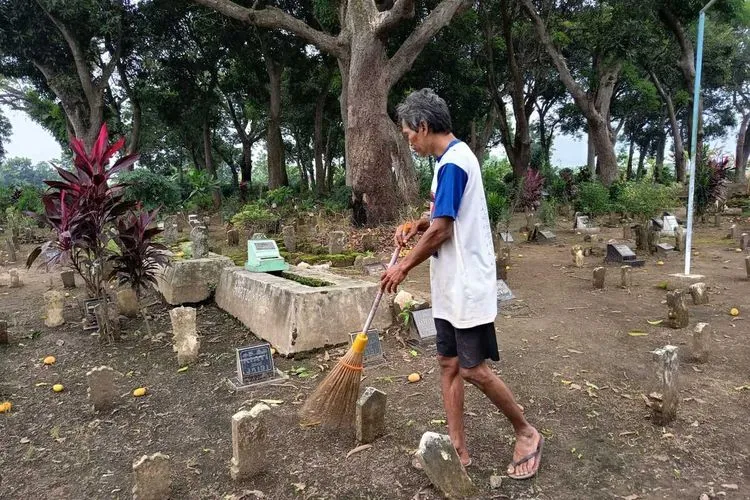 Kisah Penjaga Makam di Jombang yang Rela Bekerja Tanpa Gaji Tetap 1 Kisah Penjaga Makam di Jombang yang Rela Bekerja Tanpa Gaji Tetap