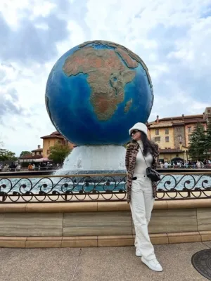 10 Foto Liburan Valerie Tifanka Bersama Teman, Menyenangkan!