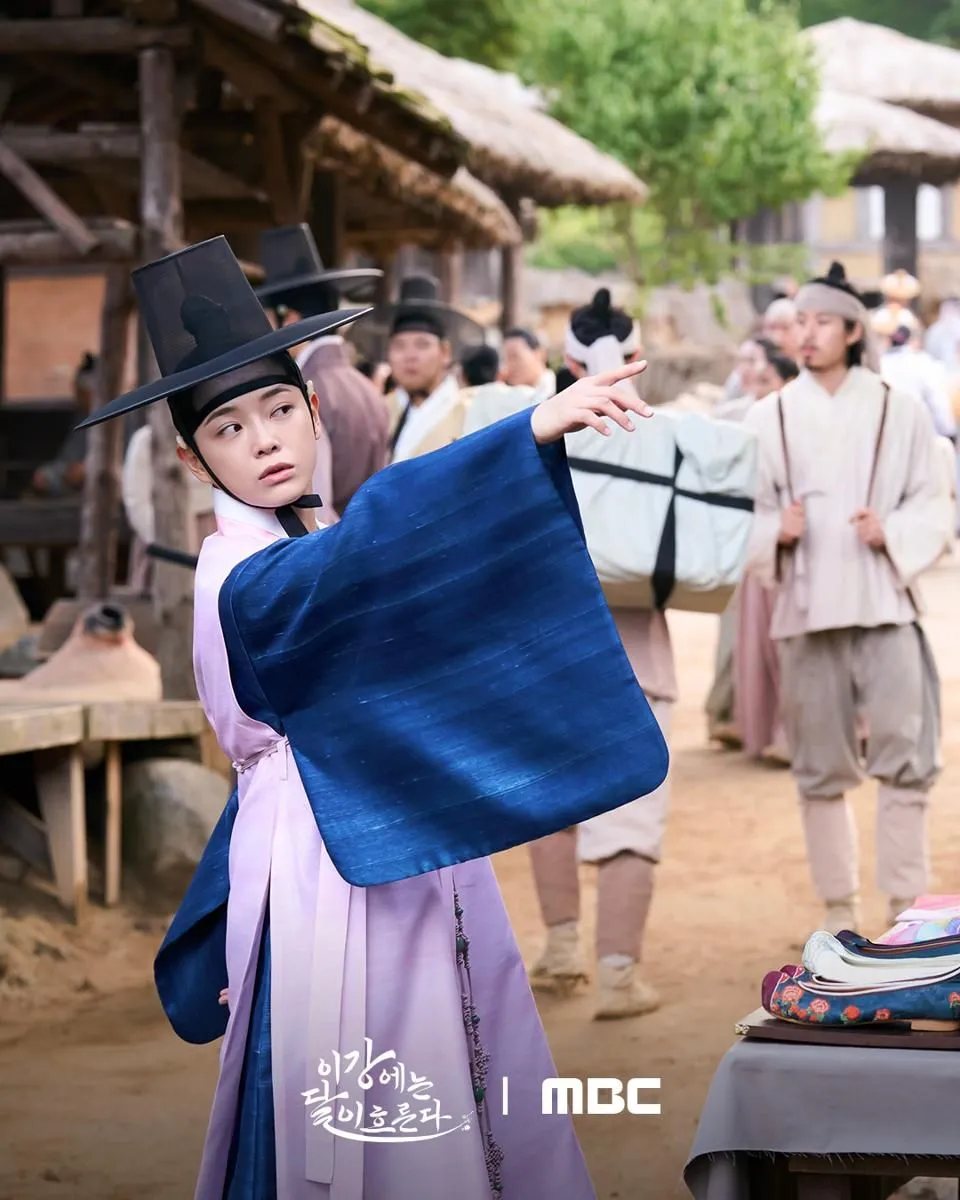 7 Ancaman yang Didapatkan Lee Gang dalam Tubuh Dal Yi di Moon River