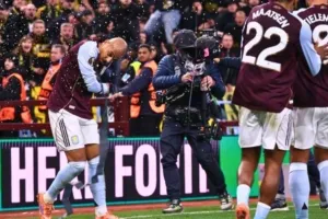 Kapten Malen Cedera Usai Dilempar Suporter, Aston Villa Menang 2-1