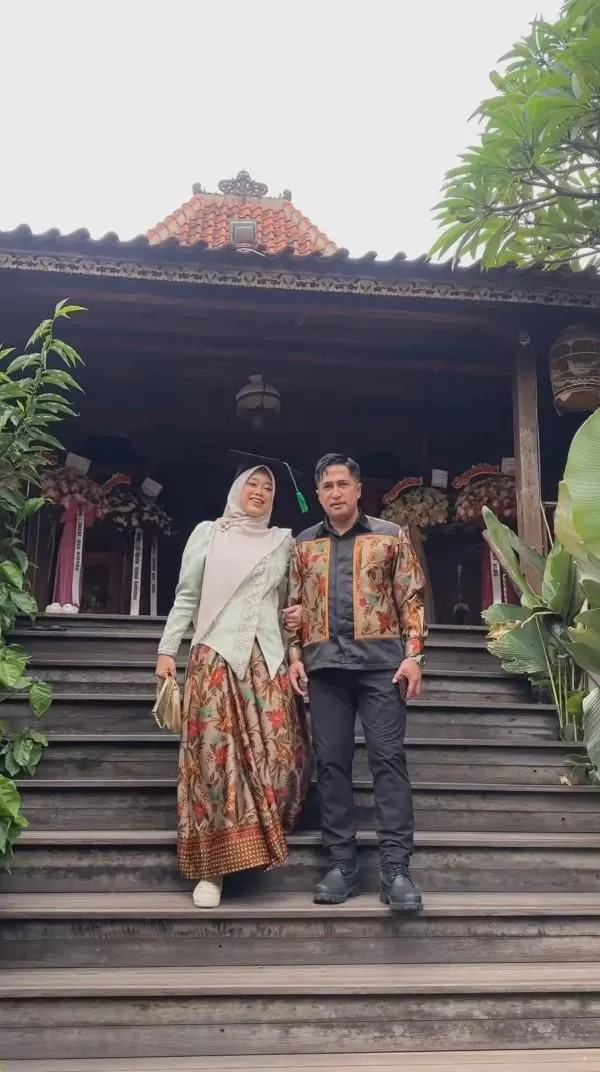 7 Potret Cantik Della, Istri Irfan Hakim Saat Wisuda S2 Akuntansi