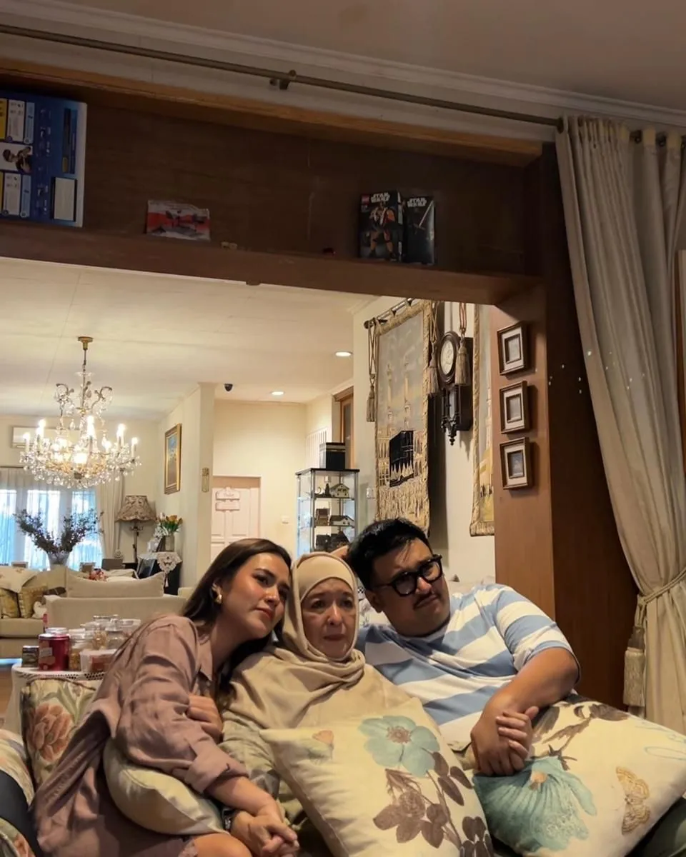7 Potret Kenangan Raisa dengan Ibunya yang Sudah Tiada