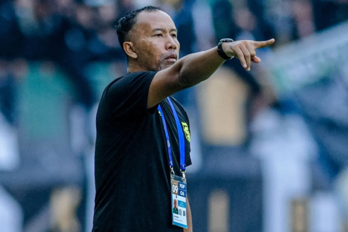 Uston Nawawi Kecewa! Persebaya Kecolongan di Akhir Pertandingan Lawan Bhayangkara FC