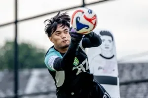 Kiper Terbaik Super Liga 2025/2026, Ernando Ari Jadi Pahlawan Persebaya Surabaya!