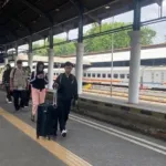 Penumpang KAI di Stasiun Gubeng Surabaya. (FOTO: SMS)