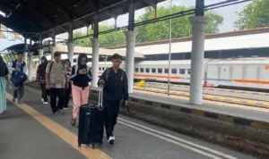 Penumpang KAI di Stasiun Gubeng Surabaya. (FOTO: SMS)