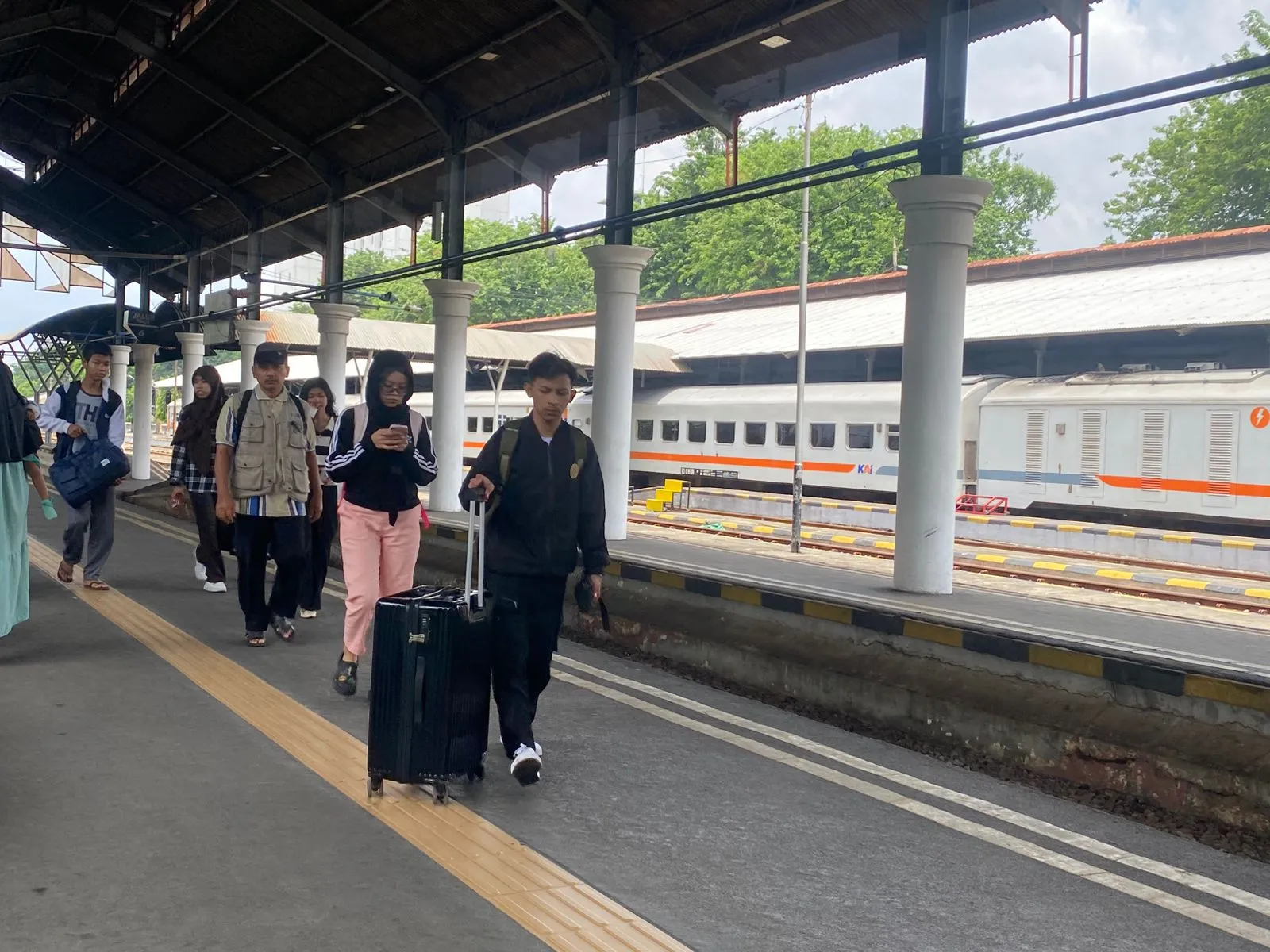 Penumpang KAI di Stasiun Gubeng Surabaya. (FOTO: SMS)