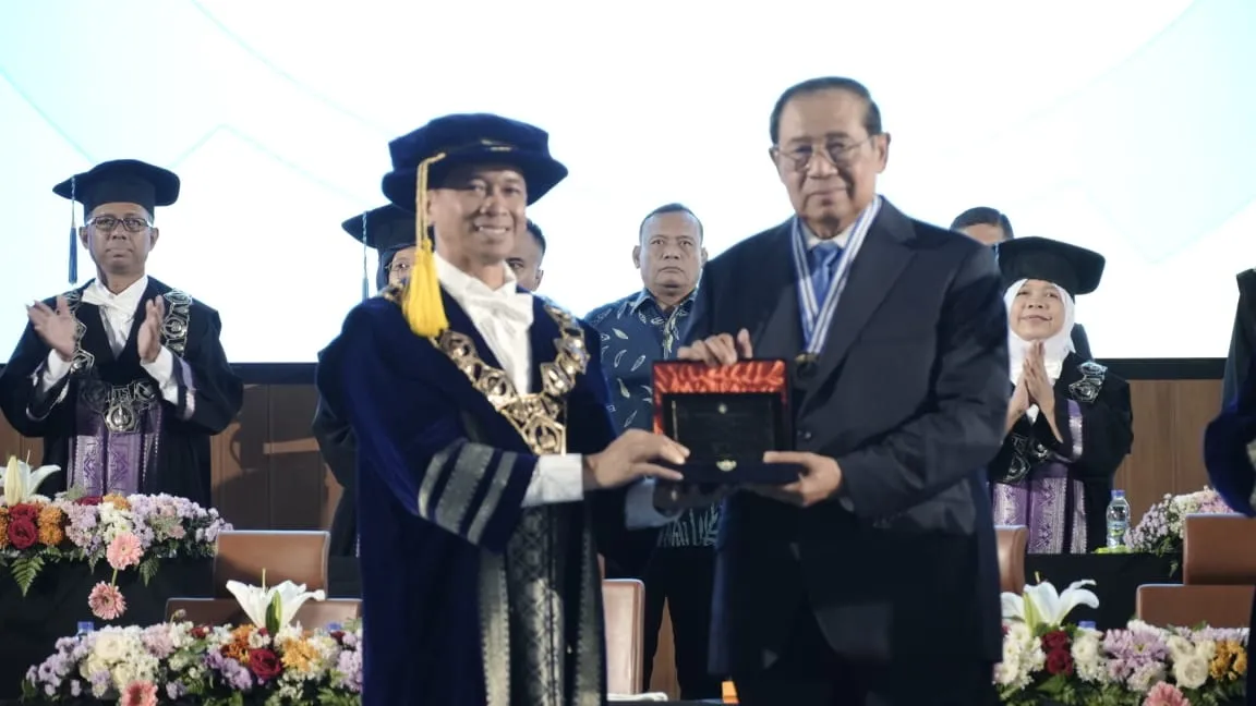 ITS Anugerahkan Penghargaan Sepuluh Nopember untuk SBY di Dies Natalis ke-65 1 ITS Anugerahkan Penghargaan Sepuluh Nopember untuk SBY di Dies Natalis ke-65