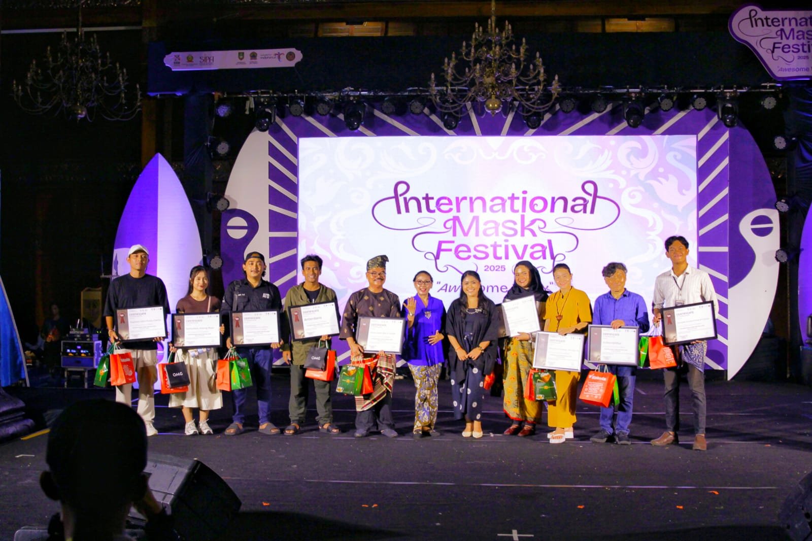 IMF 2025 Guncang Surakarta: Panggung Topeng Dunia Berdenyut di Pendhapi Gedhe 1 IMF 2025 Guncang Surakarta: Panggung Topeng Dunia Berdenyut di Pendhapi Gedhe