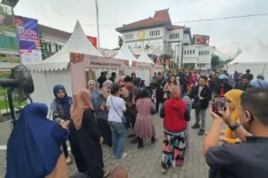 Peringati HUT Jatim, DPRD Gelar Wayang Kulit dan Salurkan Bantuan Sembako