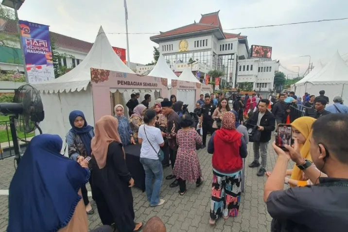 Peringati HUT Jatim, DPRD Gelar Wayang Kulit dan Salurkan Bantuan Sembako