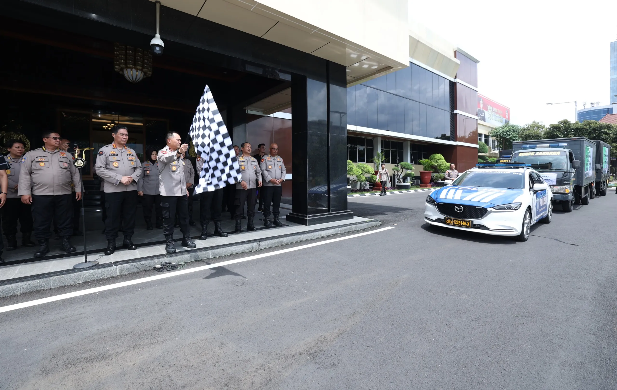 Polda Jatim Berangkatkan Bantuan Kemanusiaan untuk Warga Terdampak Erupsi Semeru