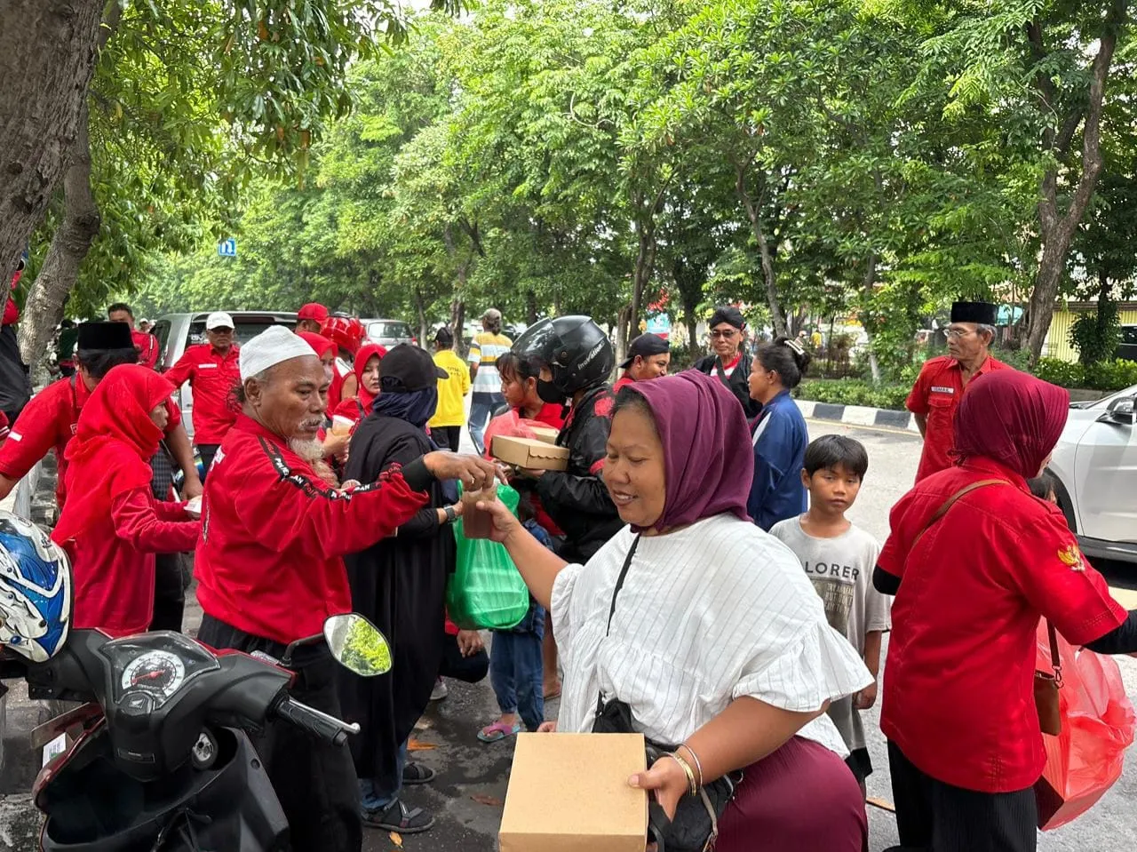 PAC PDIP Mulyorejo Tebar Ratusan Nasi Kotak, Bukti Partai Hadir di Tengah Warga 1 PAC PDIP Mulyorejo