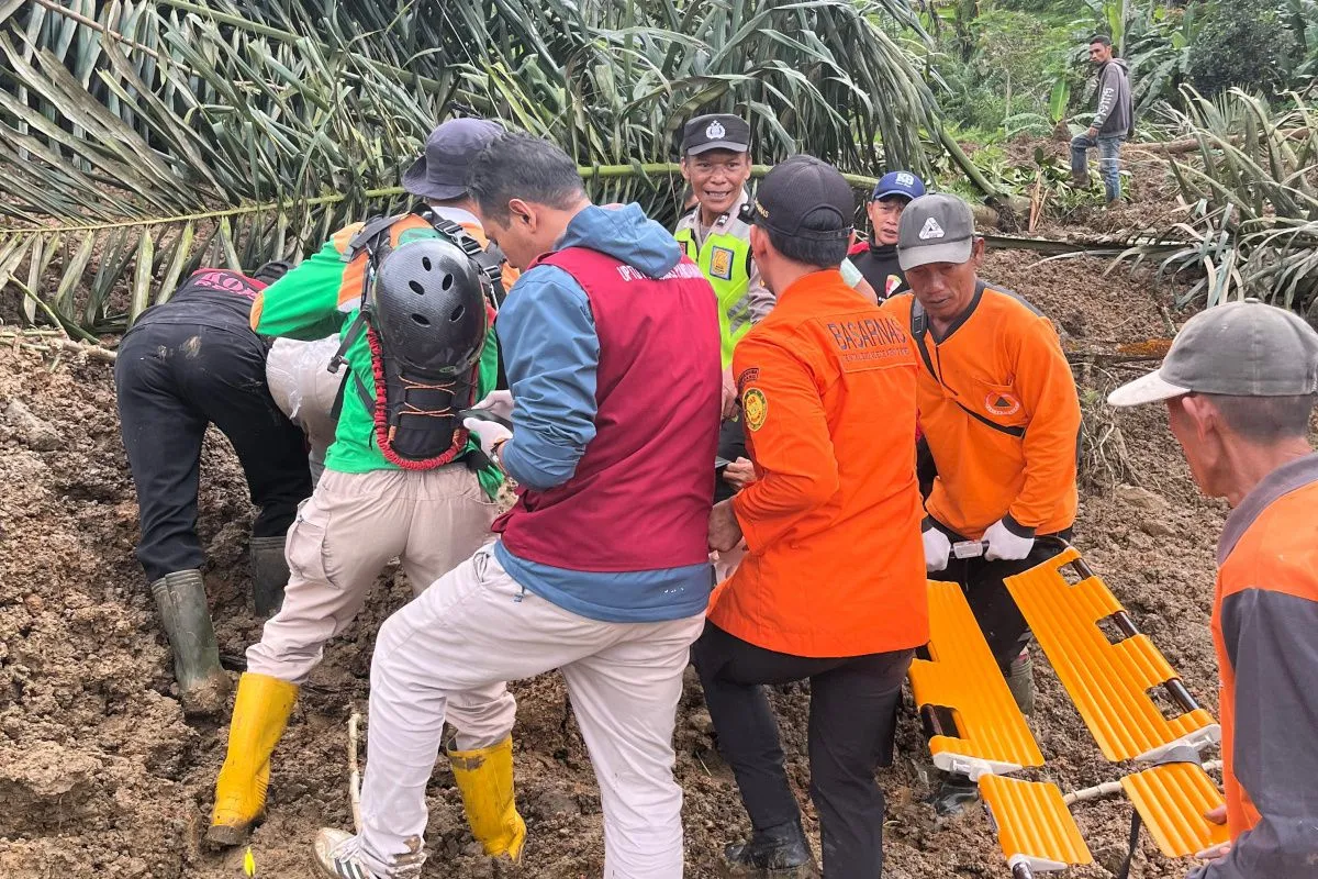 Peristiwa Longsor di Ponorogo yang Menimpa 2 Rumah dan 7 Kendaraan 1 Peristiwa Longsor di Ponorogo yang Menimpa 2 Rumah dan 7 Kendaraan