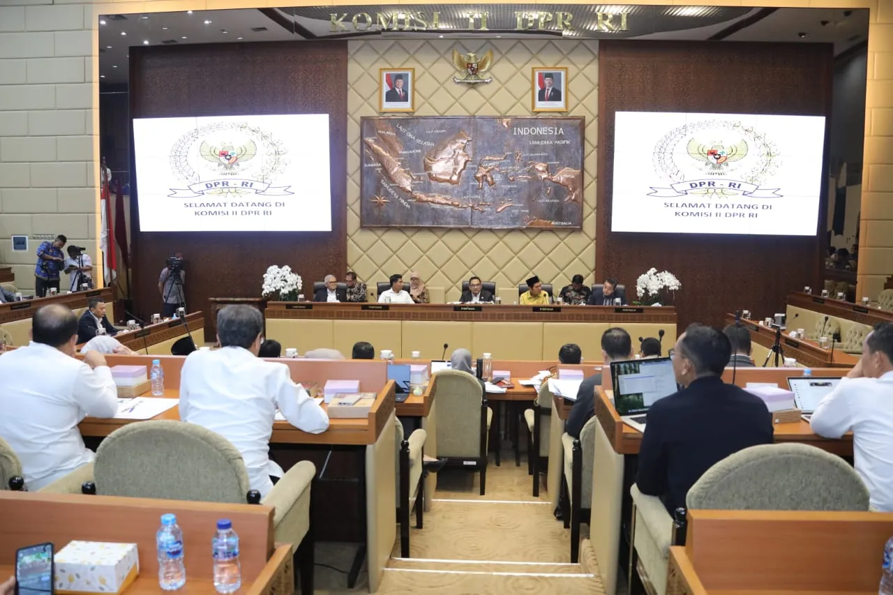 Rapat Dengar Pendapat Komisi II DPR RI untuk Membahas Pengarsipan Ijazah Capres 1 Komisi II DPR RI