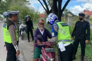 Polres Melawi Beri Teguran Humanis dan Sosialisasi kepada Pengendara dalam Operasi Zebra Kapu