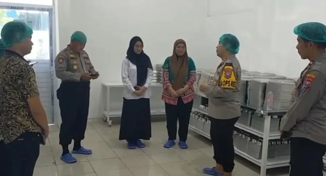 Kapolres Pelabuhan Tanjung Perak Tinjau Kesiapan SPPG, Dukung Program Pemenuhan Gizi Nasional 1 Kapolres Pelabuhan Tanjung Perak Tinjau Kesiapan SPPG, Dukung Program Pemenuhan Gizi Nasional