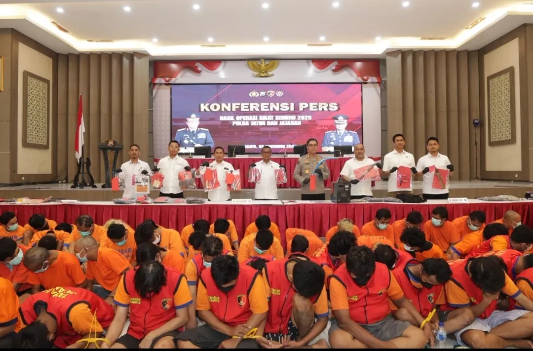 Polda Jatim Berhasil Ungkap 1.443 Kasus dan Amankan 1.135 Tersangka Selama Operasi Sikat Semeru 2025 1 Polda Jatim Berhasil Ungkap 1.443 Kasus dan Amankan 1.135 Tersangka Selama Operasi Sikat Semeru 2025