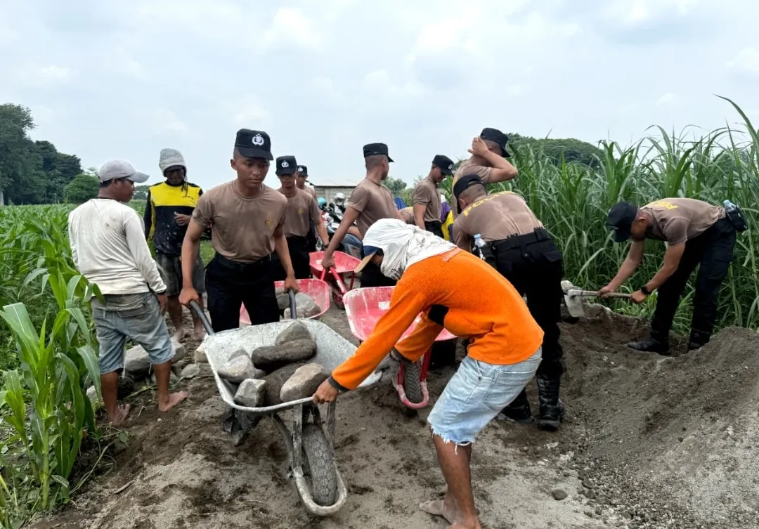 Siswa Diktukba SPN Polda Jatim Beri Manfaat Nyata, Bantu Pembangunan Akses Jalan Petani di Kediri 1 Siswa Diktukba SPN Polda Jatim Beri Manfaat Nyata, Bantu Pembangunan Akses Jalan Petani di Kediri
