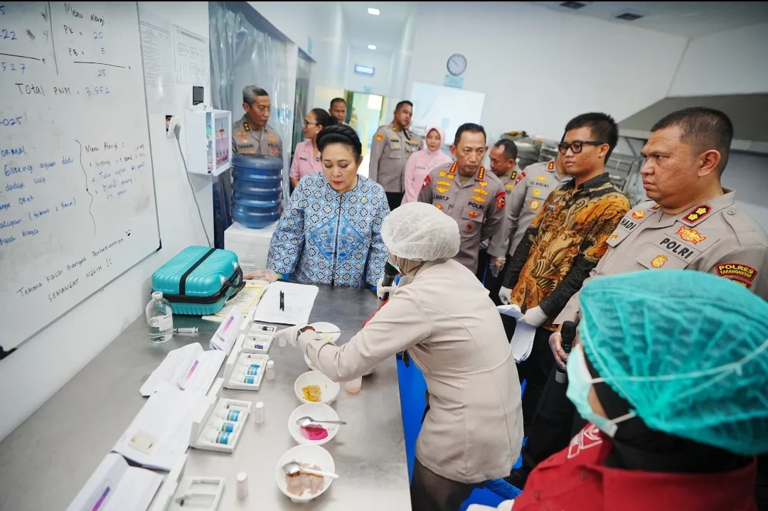 Kapolri dan Ketua Komisi IV DPR Tinjau SPPG YKB Polres Karanganyar, Dukung Penuh Program MBG