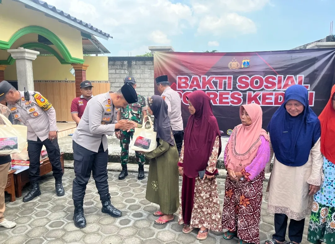 Gelar Baksos, Kapolres Kediri Serahkan Bantuan Sumur Bor untuk Warga Babatan